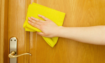 как ухаживать за дверями из массива